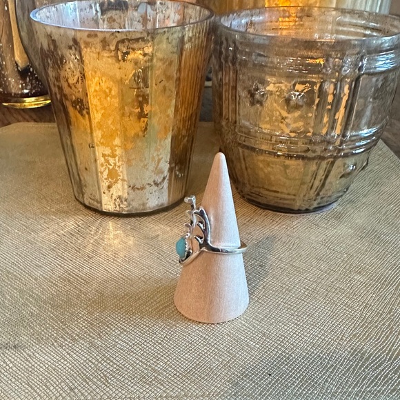 *FREE GIFT GIVEAWAY** NEW silvery faux turquoise ring, antler design
size 6.0 - Picture 3 of 4